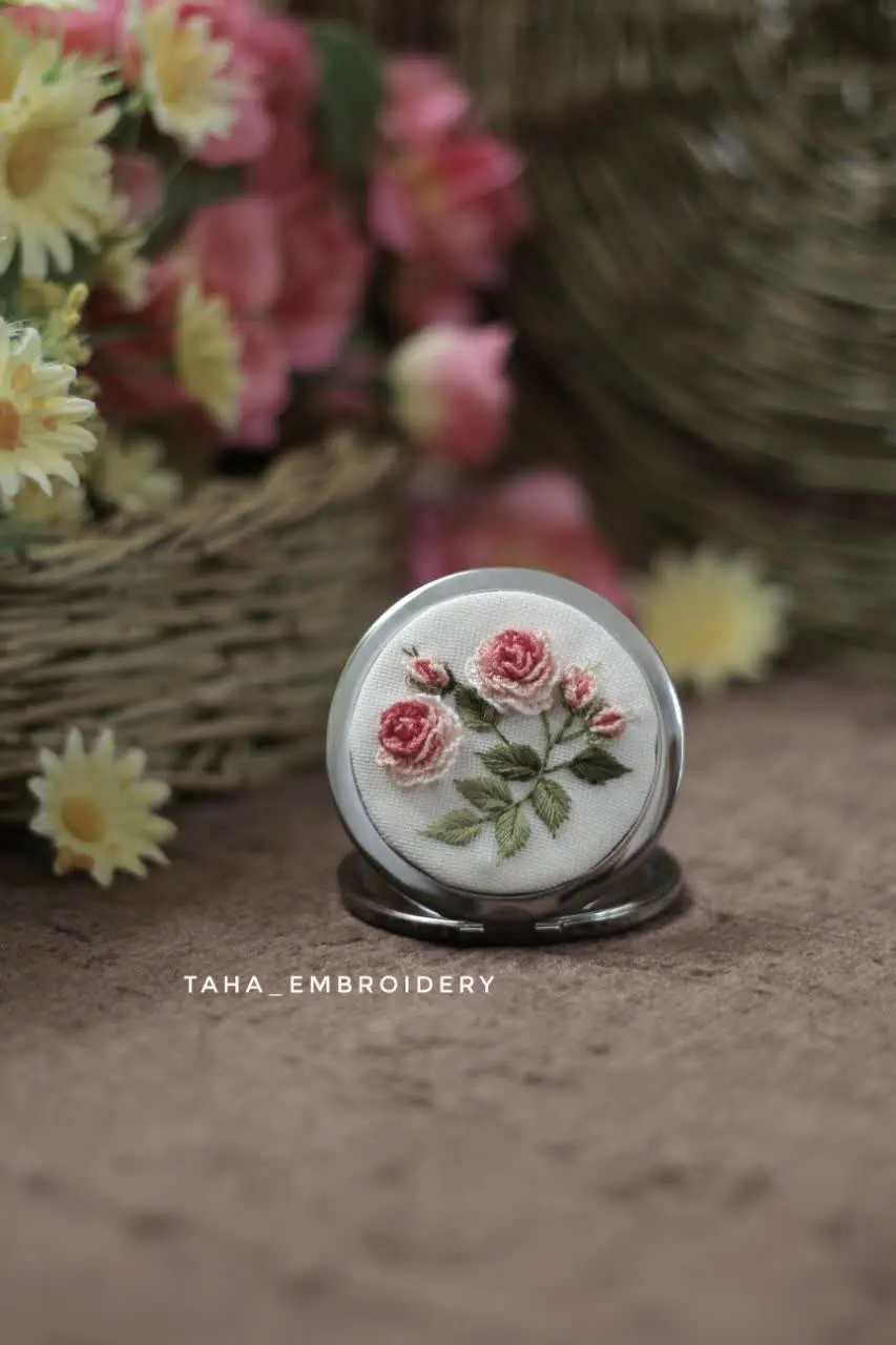 آینه دوطرفه، یک طرف آینه ساده، یک طرف همراه با بزرگنمایی
