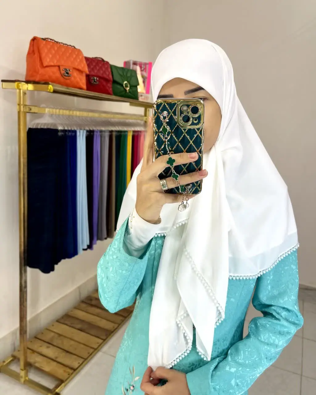 روسری سفید کریستالدوزی شده😍
