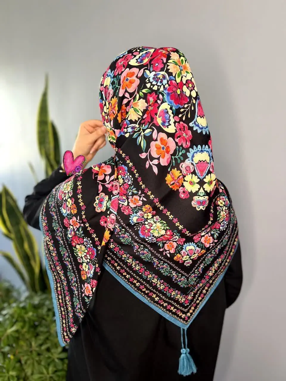 یه روسری زمینه مشکی ولی رخ شاد اوردم ببین و کیففف کن🤩♨️ 
