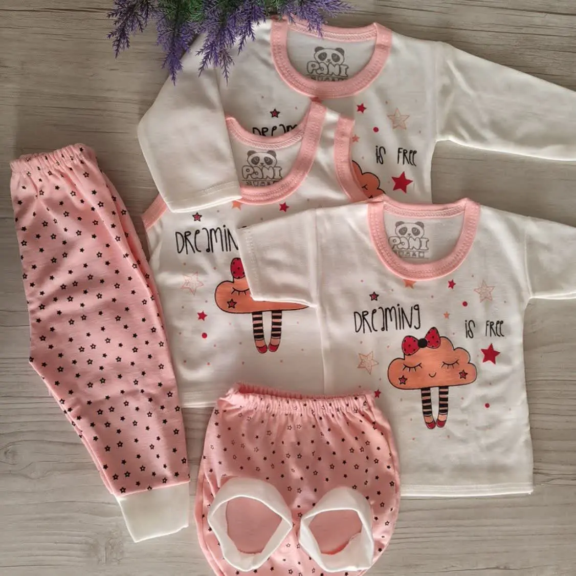 پنج تیکه نوزادی دخترونه صورتی ابرک نرم و مناسب با پوست حساس نوزادان جعبه‌ای مناسب سیسمونی
