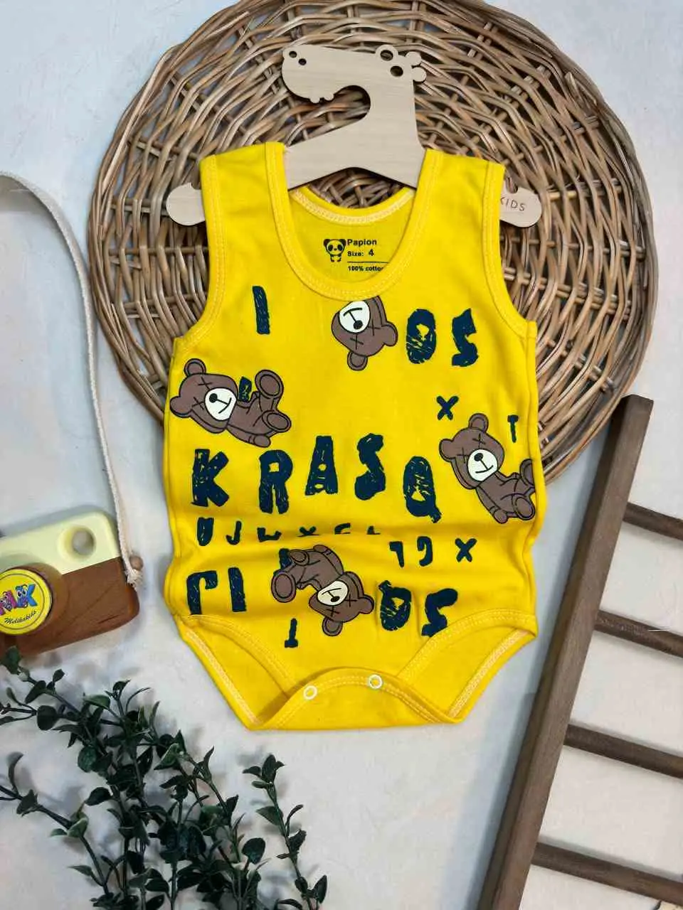 بادی زیردکمه طرح خرس و حروف زرد نوزادی کد ۱۱۸۰۰۳ 
