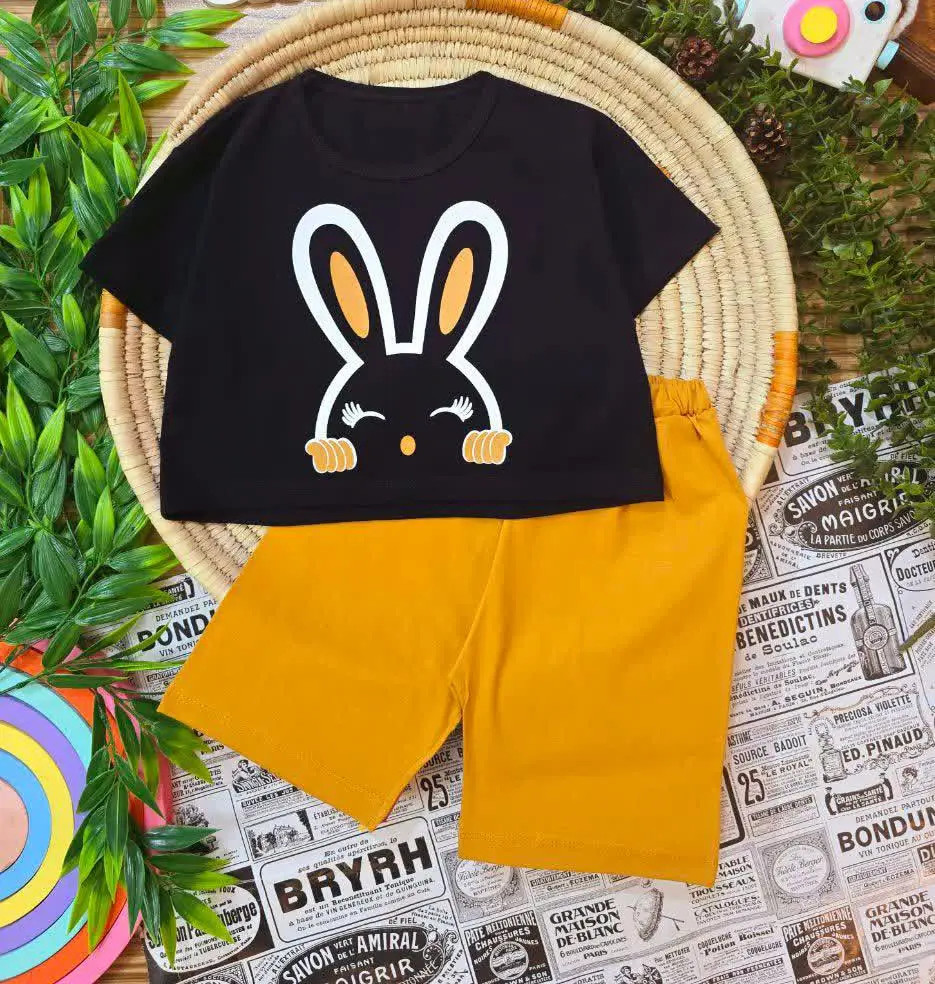 کراپ شلوارک مشکی باشه 
