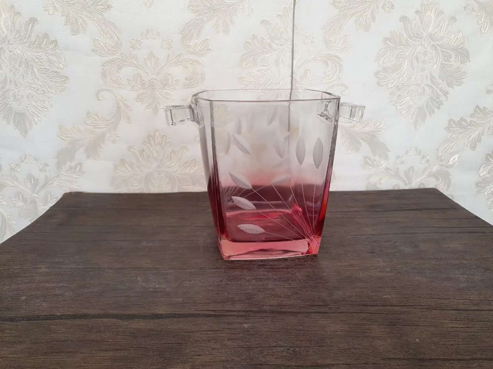 - پارچ و لیوان. 
