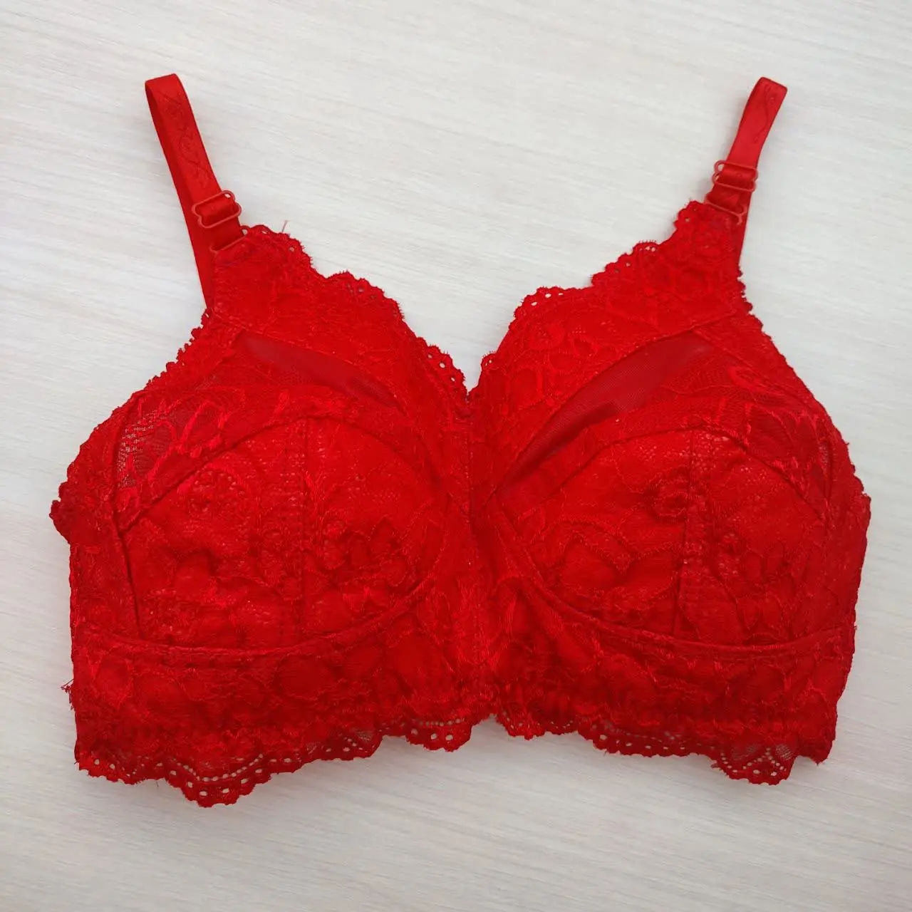 سوتین دانتل خنک مناسب فصل گ...