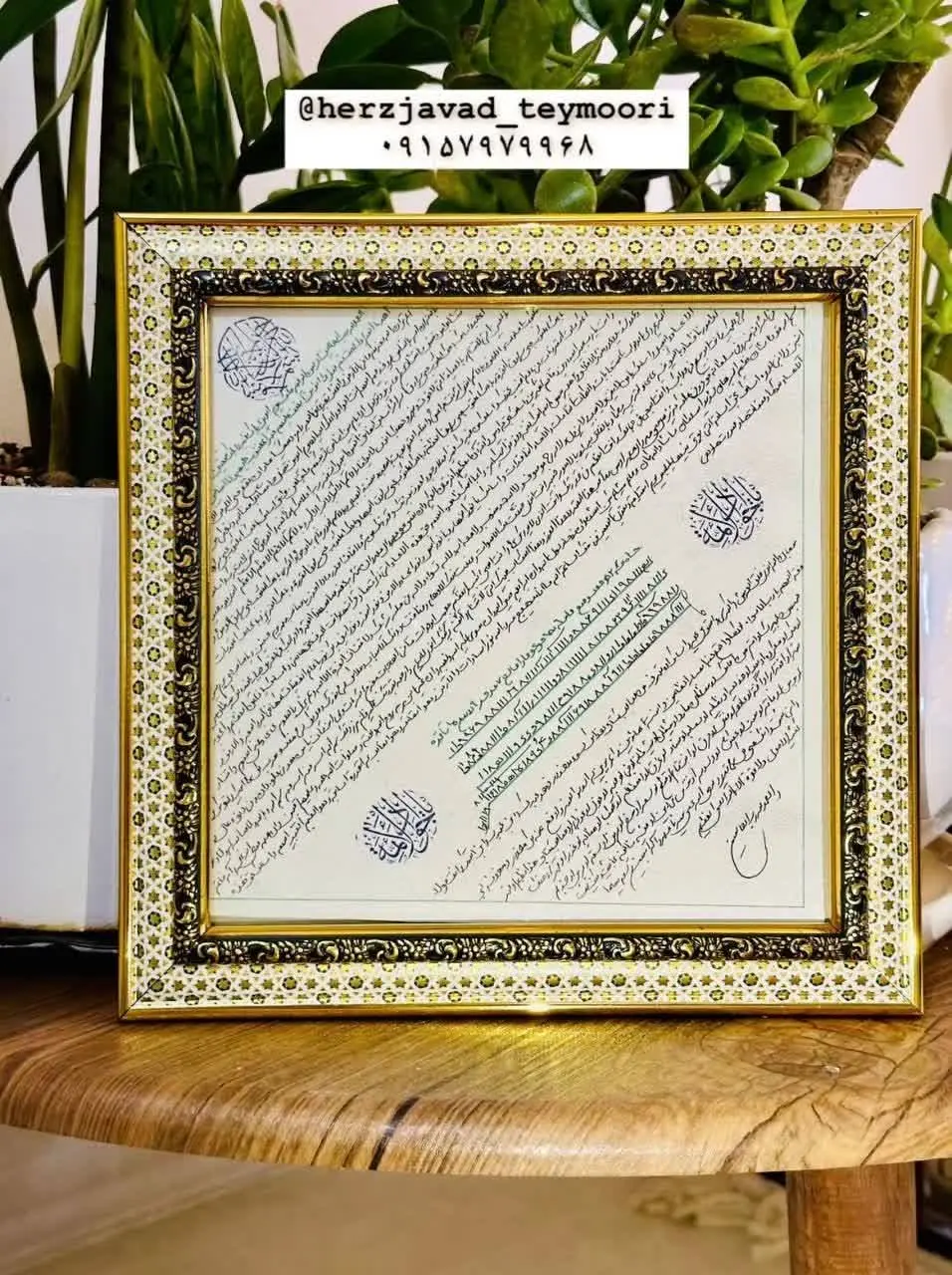 انقدر تنوع قاب هامون زیاده کافیه فقط بگین چه مدلی میخواین براتون آماده میکنیم☺️این رنگ قاب و نداشتیم که از این به بعد موجوده
