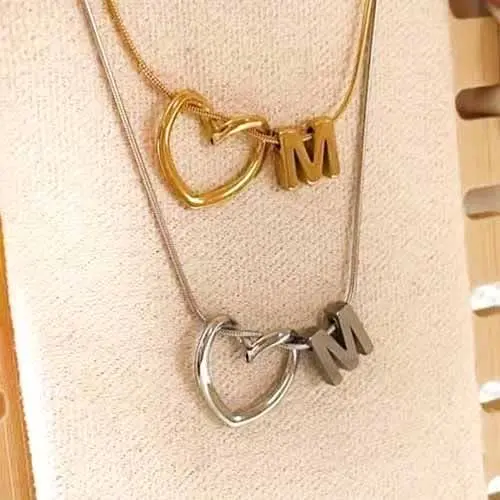 گردنبند قلب💓 دفرمه با حروف🆎 برجسته نقره‌ای و طلایی 🏆
