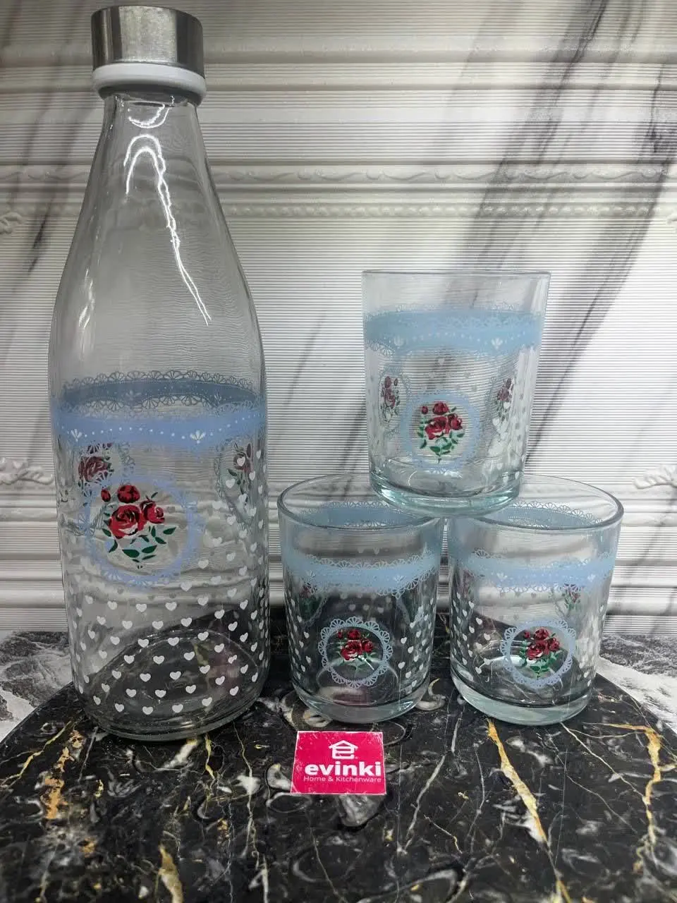 بطری آب و ۳ عدد لیوان
