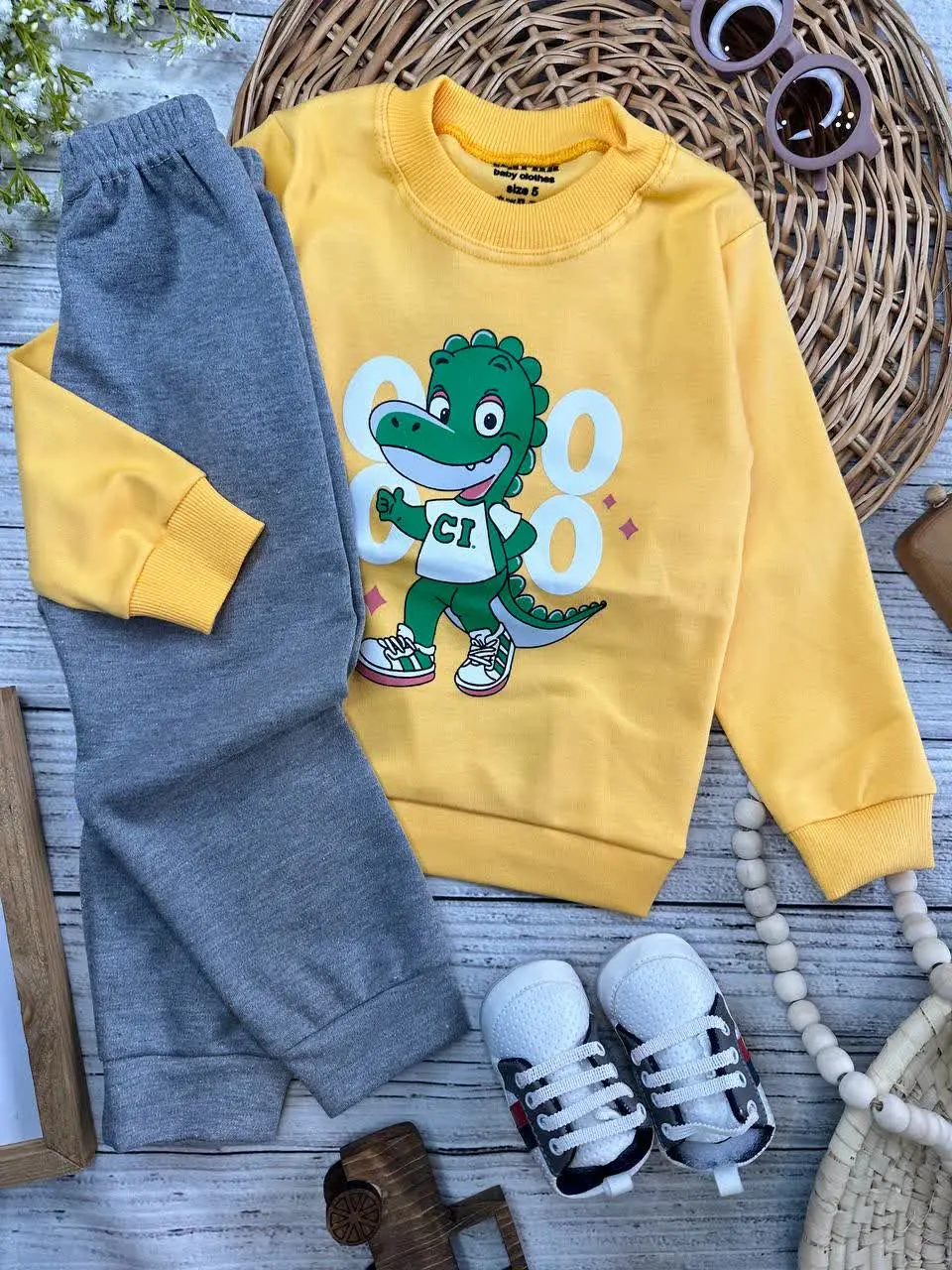 بلوز شلوار طرح دایناسور CI زرد نوزادی و کودک کد ۱۷۳۱۸۶ 
