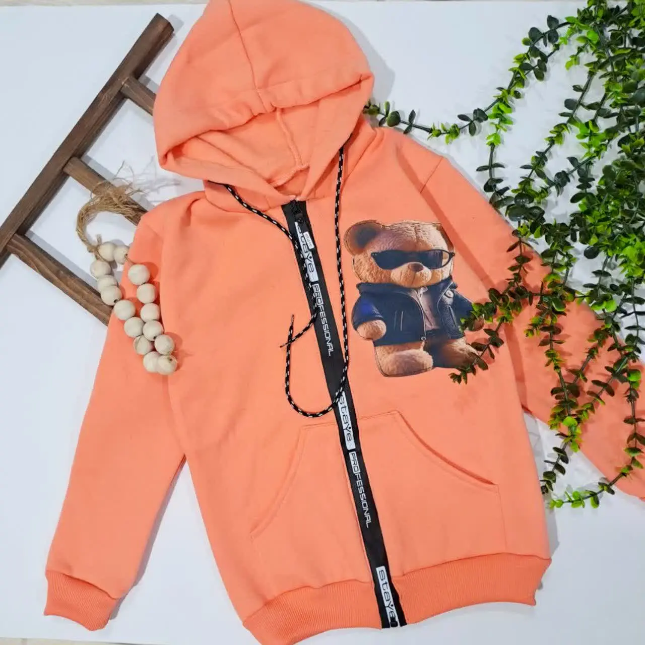 یه هودی زیپ دار میخوای واسه مدرسه؟؟ 
