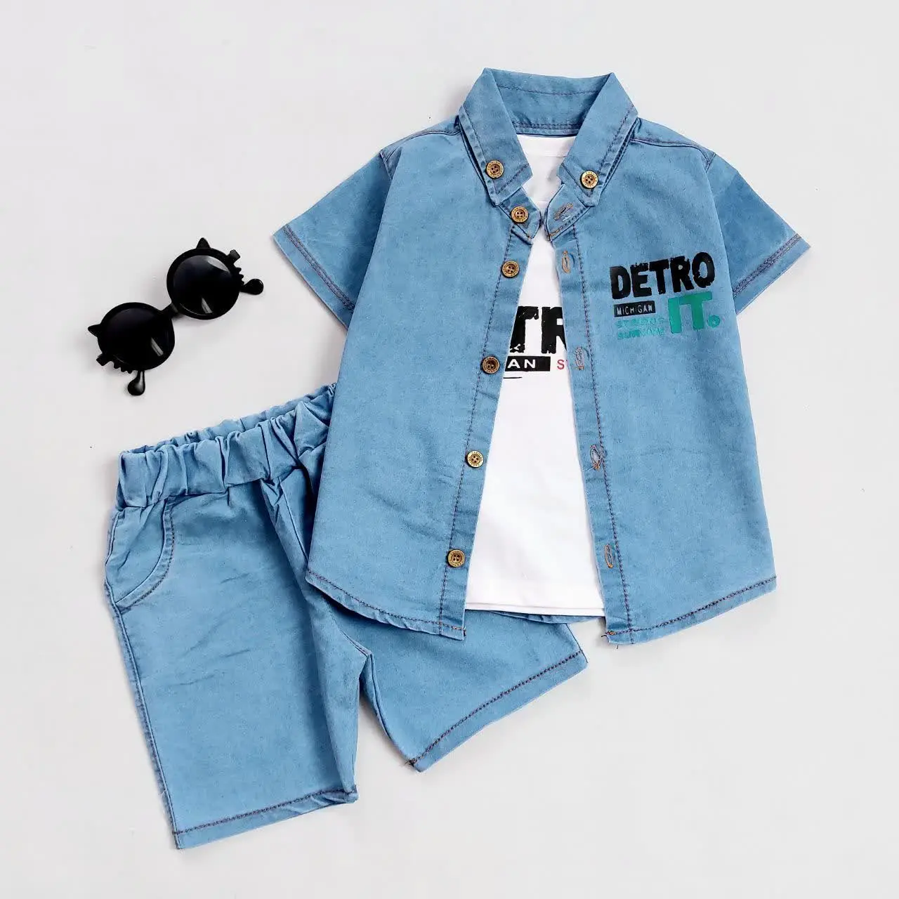 سه تیکه‌ی جین شلوارکی چاپی
