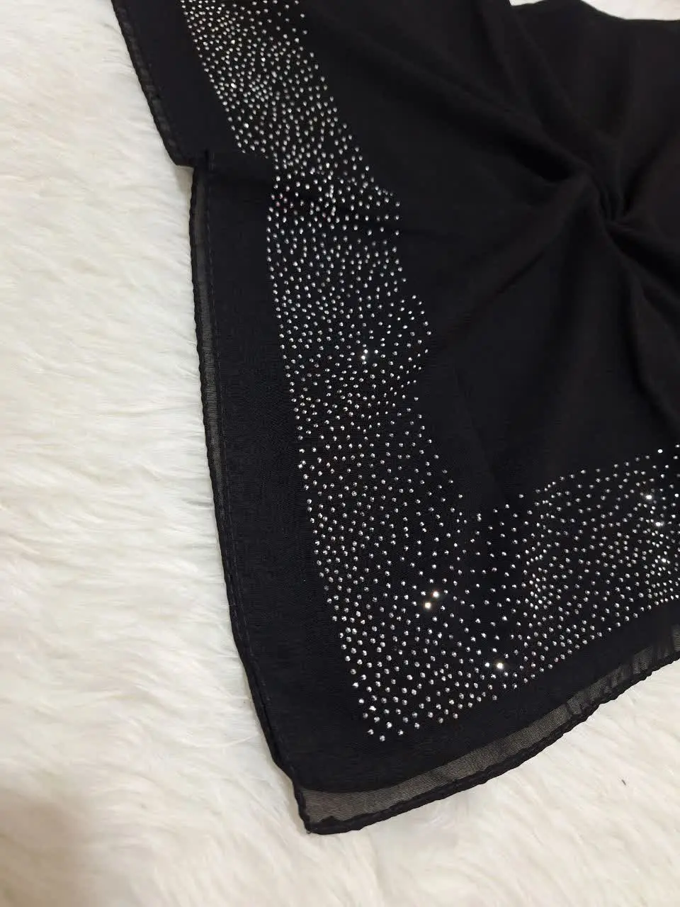 🍁 #عنوان: روسری حریرنگین دار
