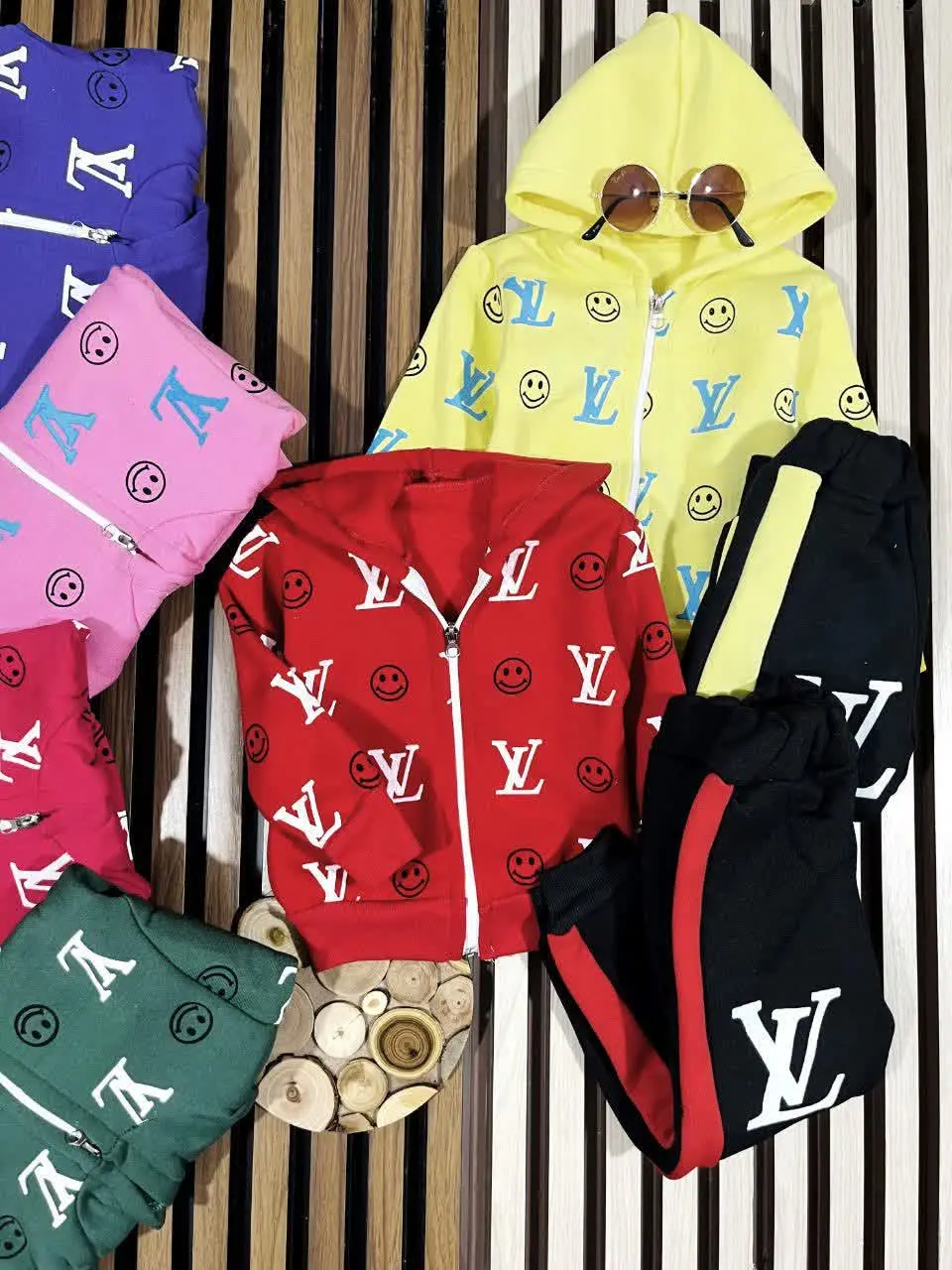 لباس بچه گانه سویشرت شلوارLV