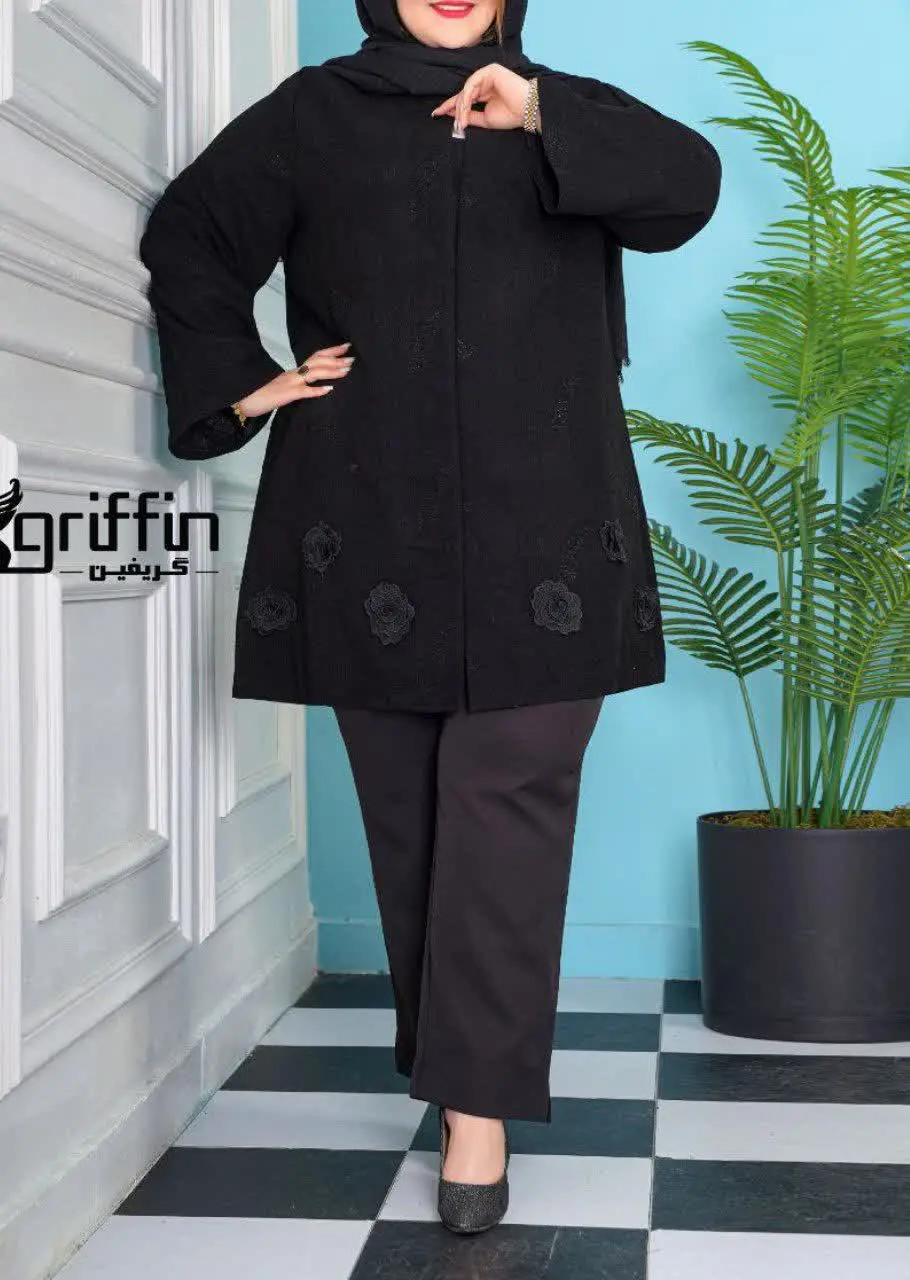 👗نام مدل: مانتو یقه گرد گل برجسته آستین کلوش
