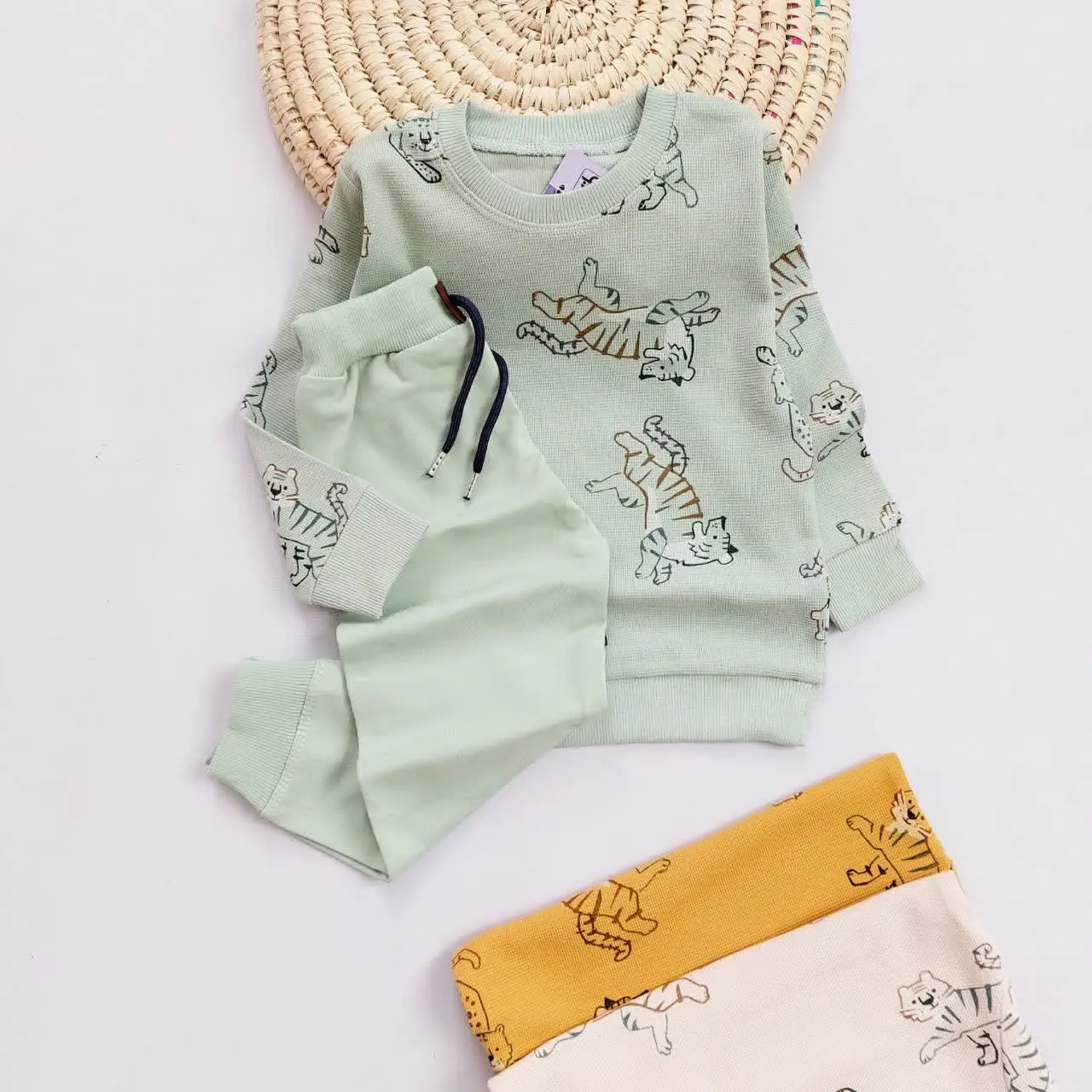 بلوز شلوار بیسکوییتی ببر چاپی
