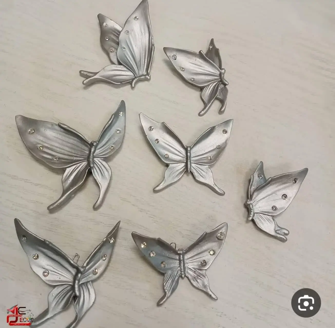 نقره‌ای نگین دار 
