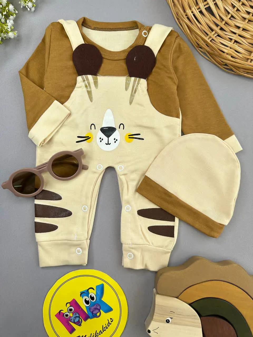 سرهمی طرح پیشبندی ببر خوابیده کرم شکلاتی نوزادی و کودک کد ۱۱۲۱۲۳ 
