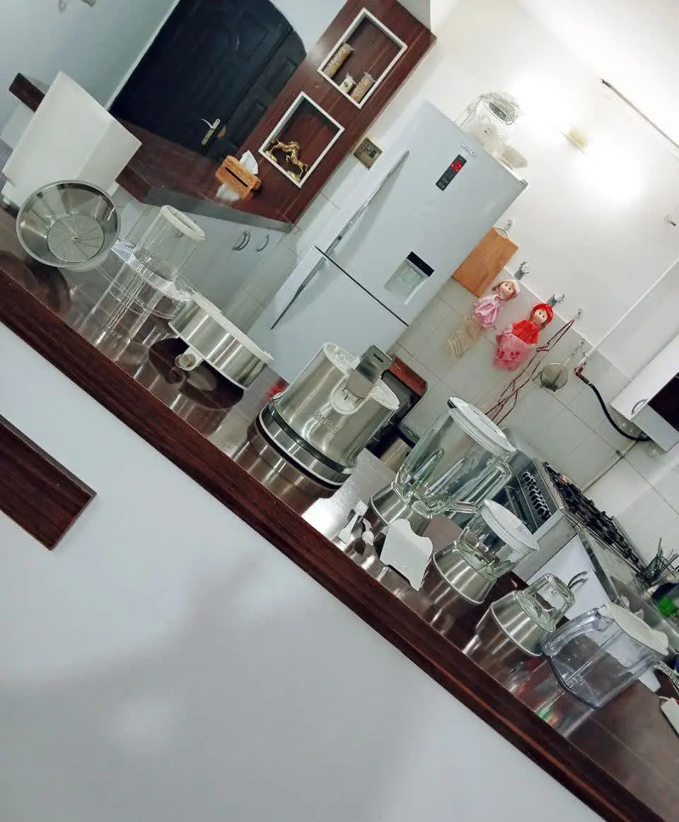 ✅ فقط ب عنوان دکور جهزیه بوده و هیچ استفاده‌ای نشده دستگاه دارای ابمیوه گیری مخلوط کن اسیاب و غذا ساز میباشد، بسیار پر قدرت پنل دیجیتالی لمسی قوی دارای ۵ نوع حالت سرعت
