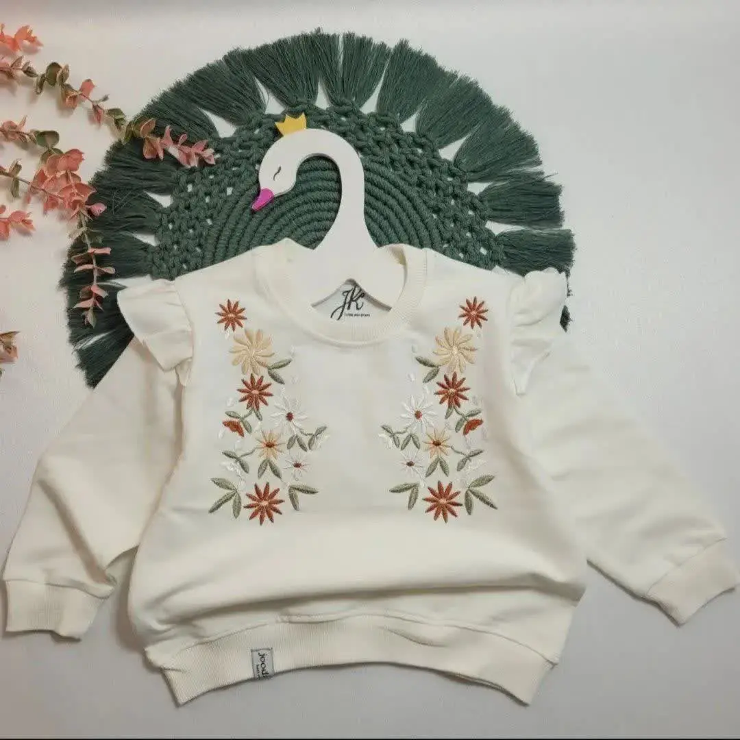 بلوز و شلوار جین گلدوزی شده