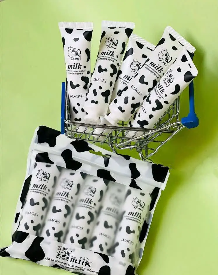 🐄کرم شیر گاو ایمیجز قدرت مرطوب کنندگی و روشن کنندگی برای پوست دارد و همچنین می‌تواند خشکی، زبری و آسیب‌های ناشی از خشکی پوست مثل قرمزی و زبری را به طور کامل از بین ببرد. این محصول حاوی ویتام