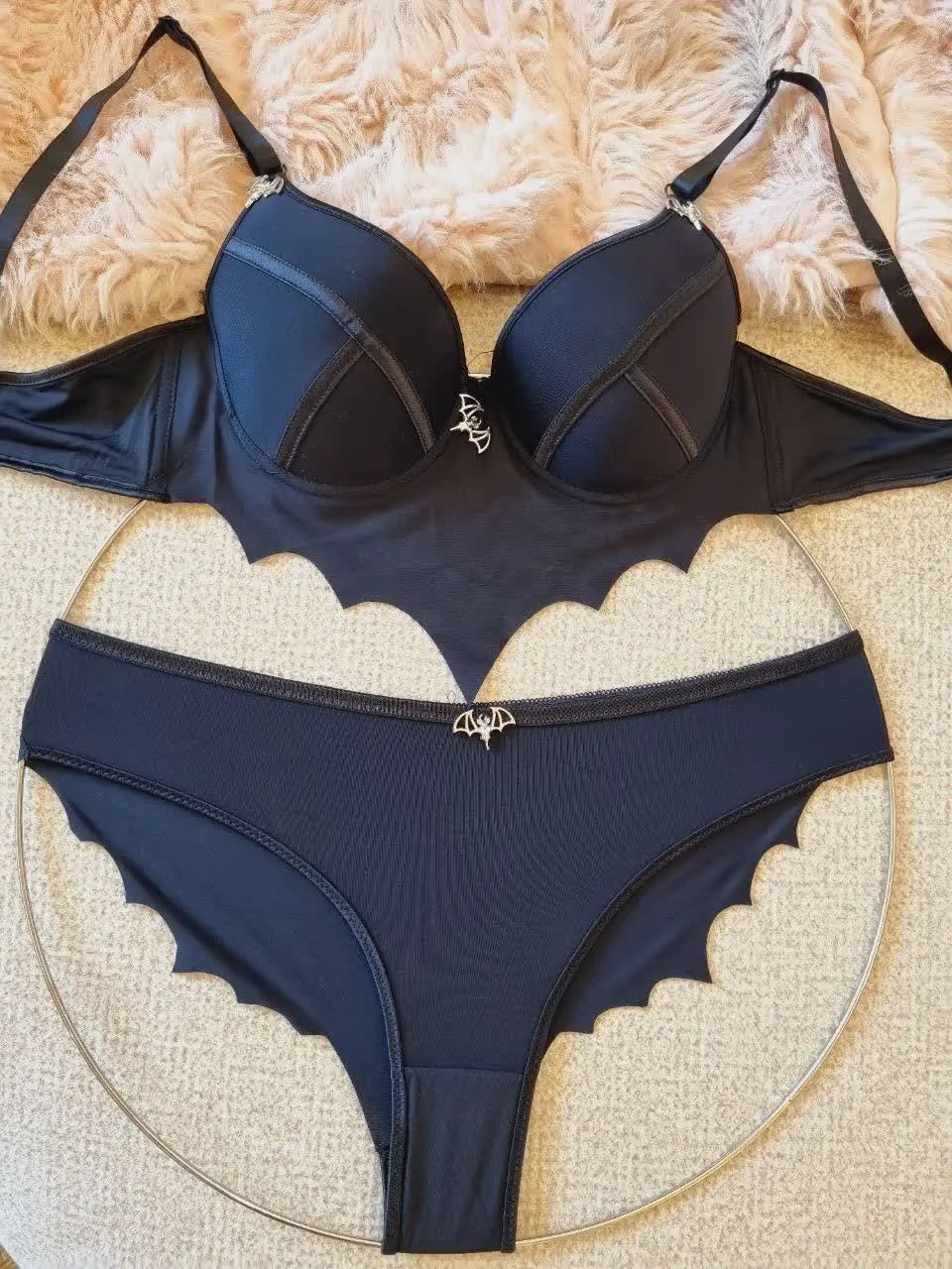 خفاش کی بودی توووووووو؟؟؟؟؟ 
