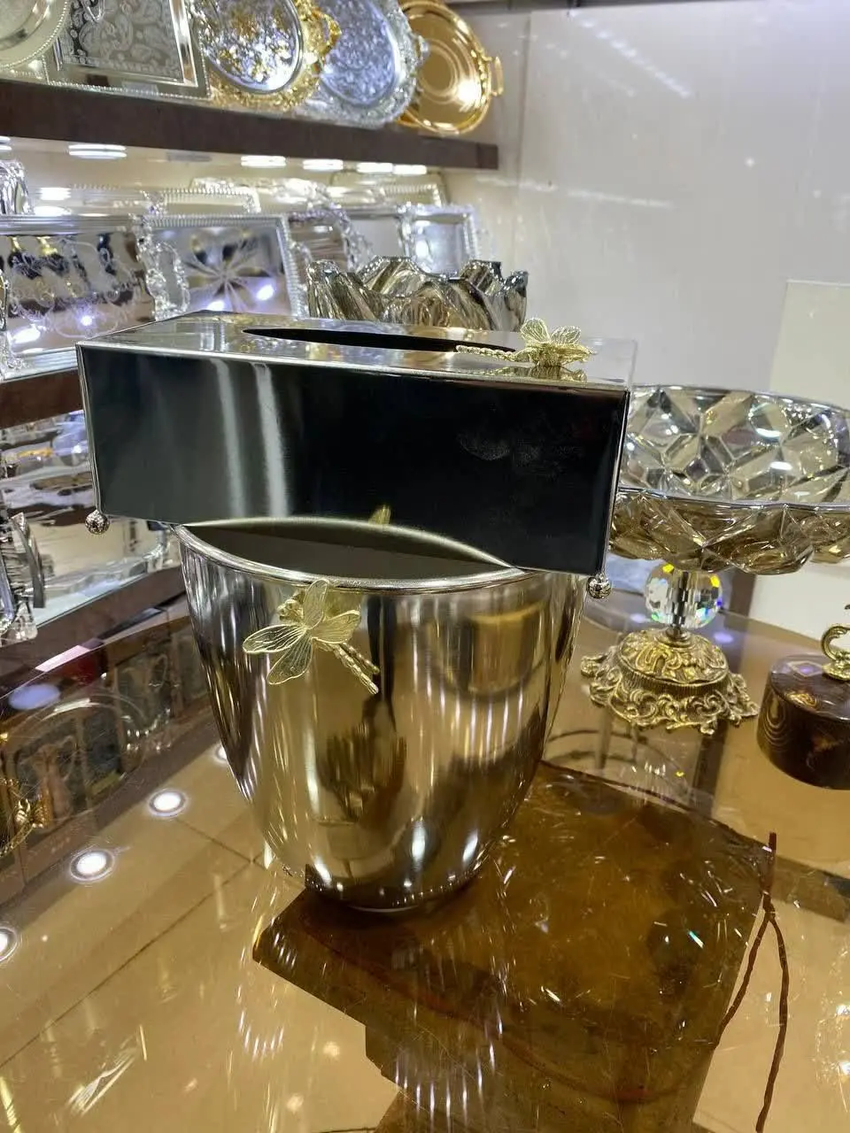 دارای سطل پلاستیکی
