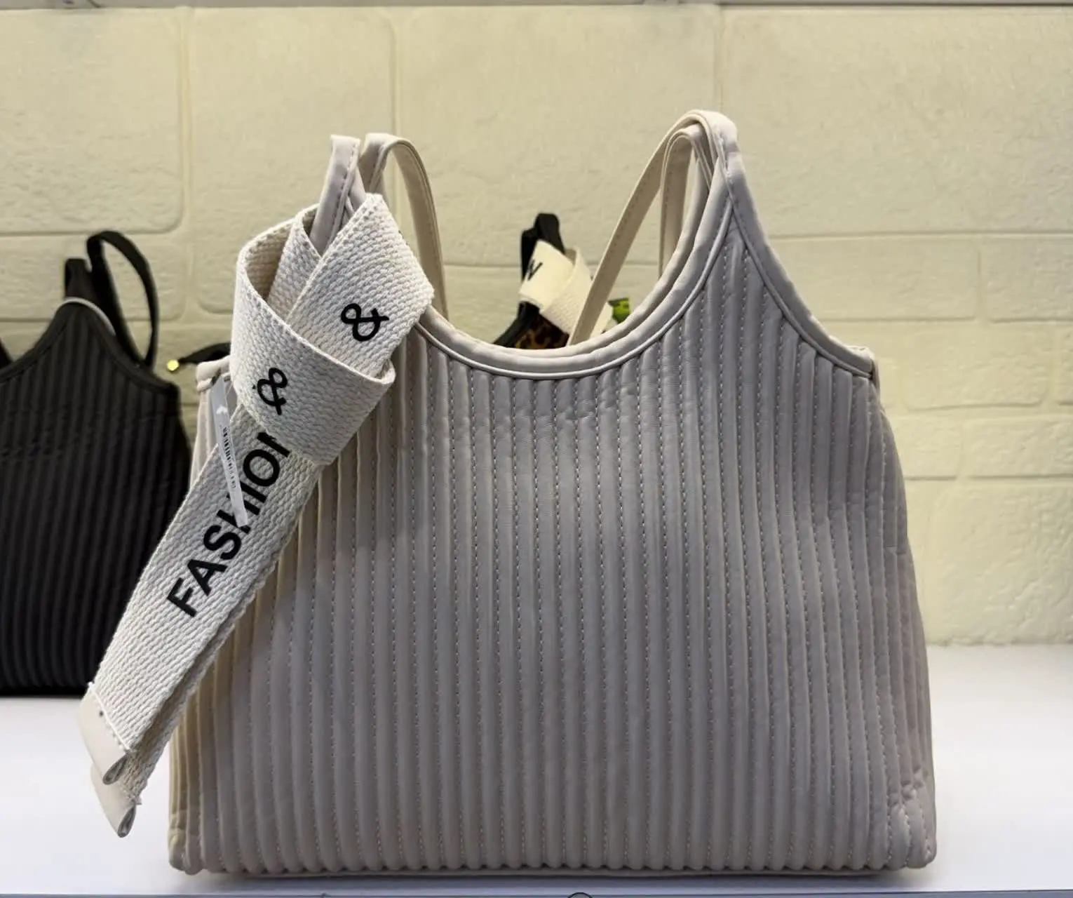 مشکی، کرم چرم