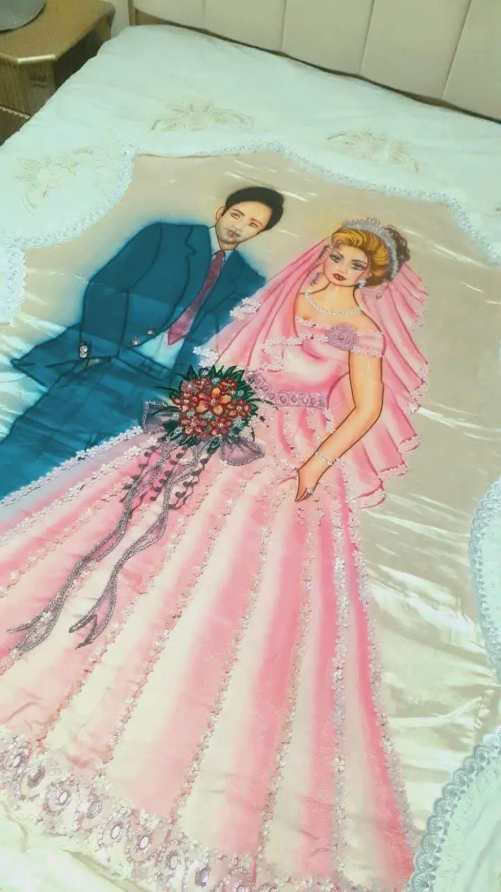 لحاف طرح عروس و داماد کار دست هستش لباس عروس و دست گل و تورو تاج حتی سرویس طلای عروس خانم همش کار شده. لحافش پشم و رویه لحاف ساتن ابریشمه. دوره آستر دورلحاف تترون گلدوزی شده خیلی خاص خلاصه ب