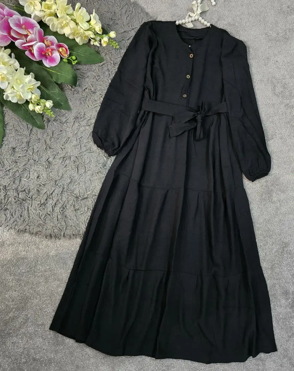 کمربند دارد مشکی اما از جنس...