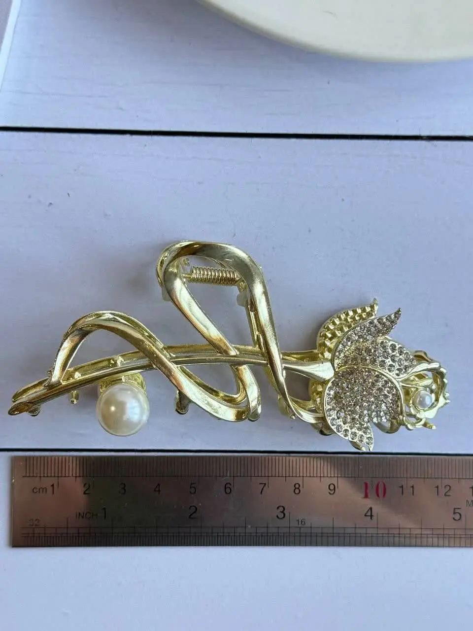 رنگ طلایی و نگین دار