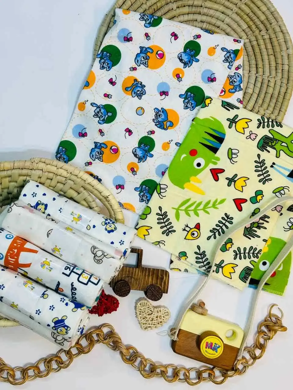 طرح دخترانه و پسرانه داره و مدل‌ها به صورت رندوم هست. 
