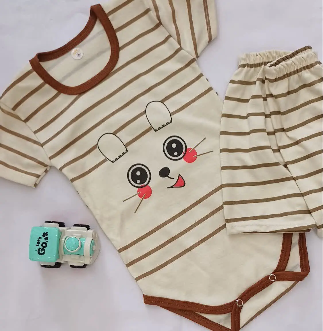 ❇️ تیشرت زیر دکمه و شلوارک
