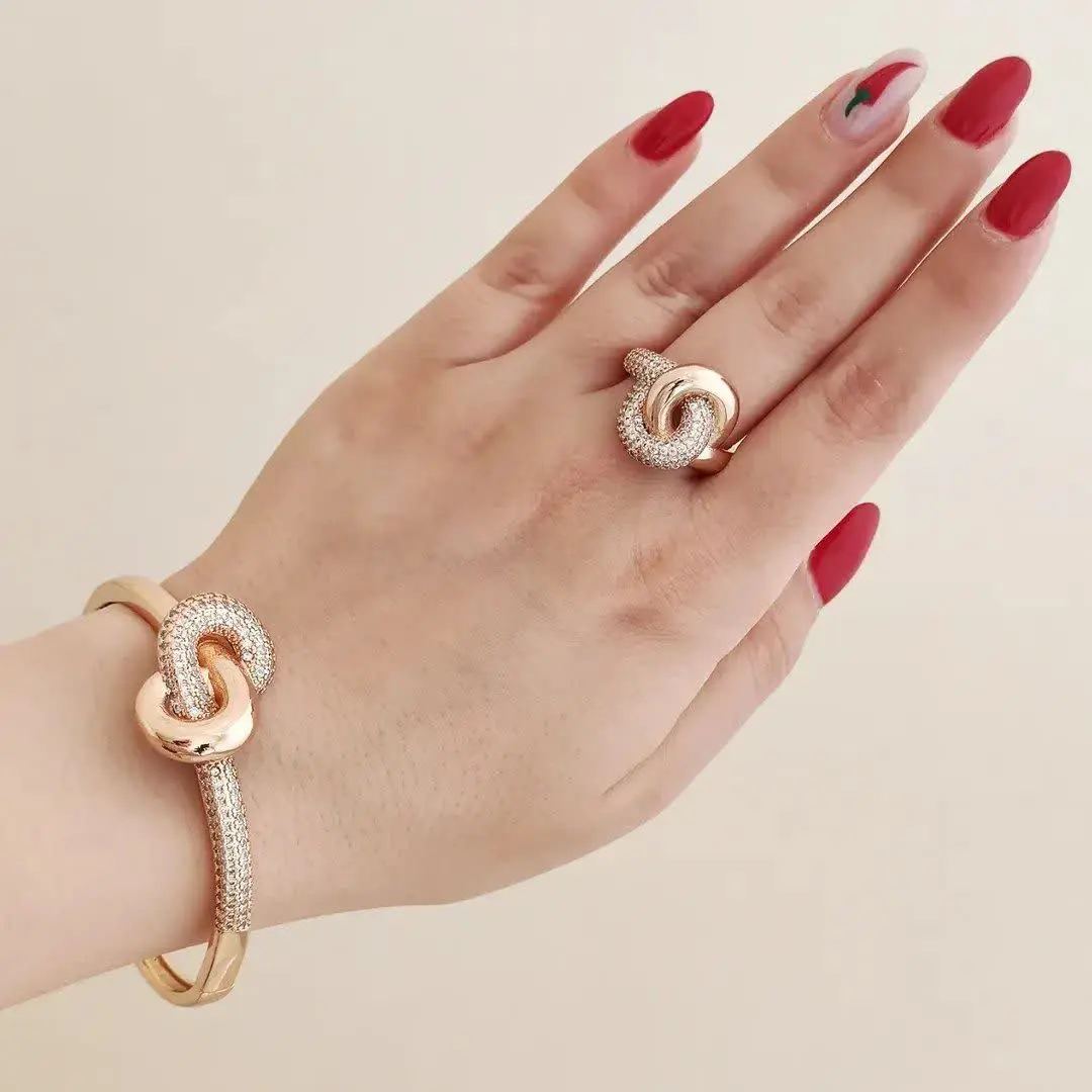 تکدست و انگشتر گره نگین دار...