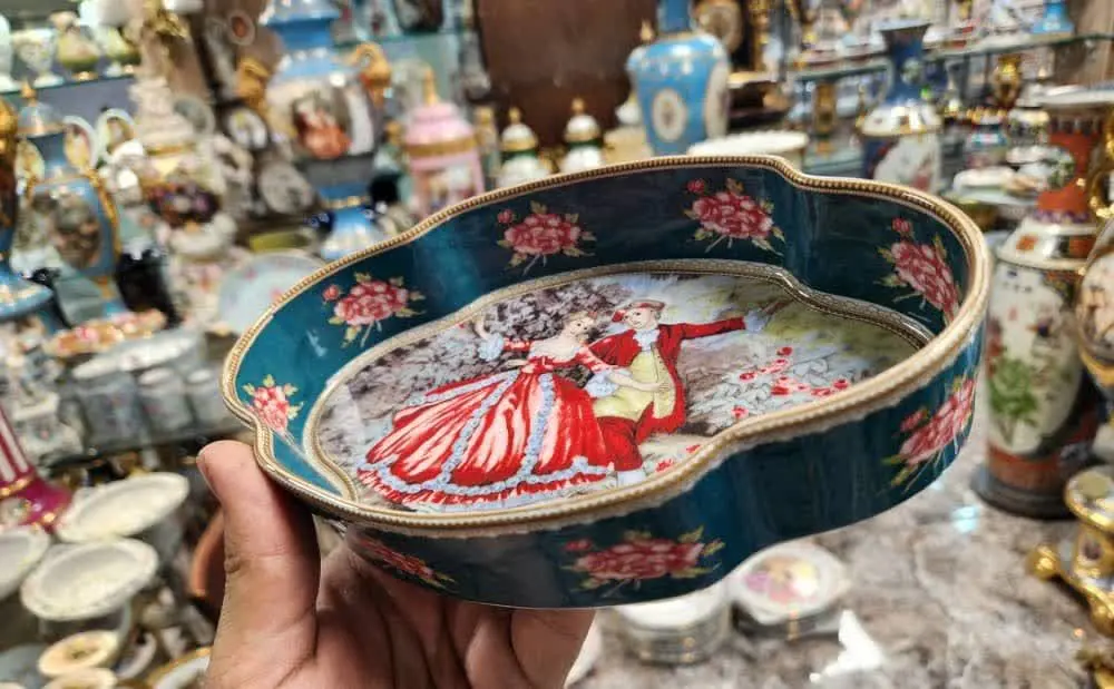 بیسکوییت خوری و تنقلات خوری زیبا
