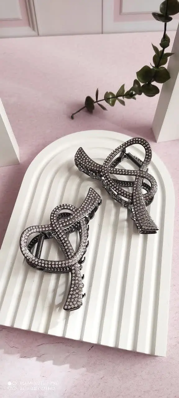 ⚜اگه موهای پر و بلندی داری حتما ازین کلیپس استفاده کن، علاوه بر اینکه خیلی محکمه، همه‌ی موهاتم تو دهنش جا میشه☺️
