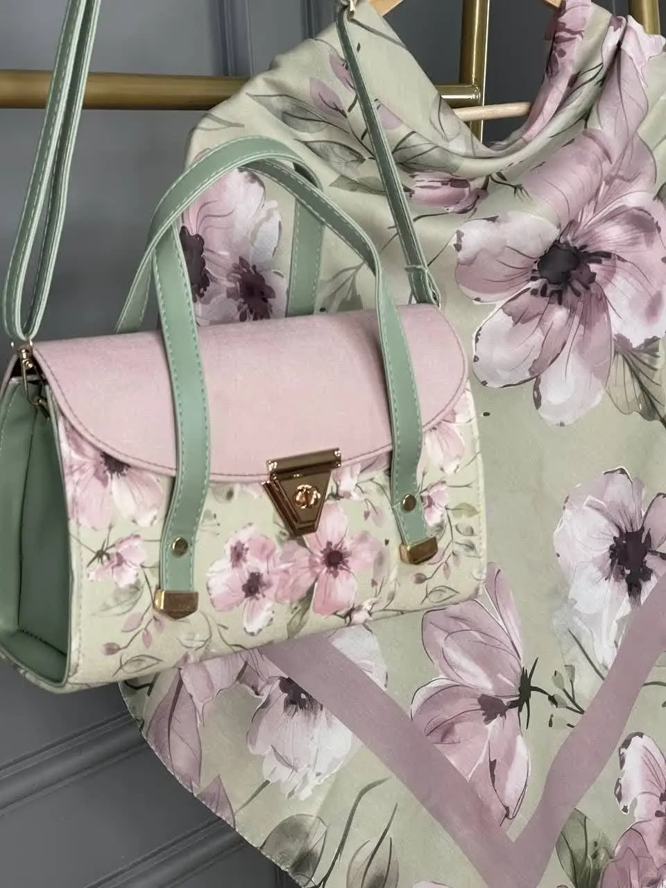 🌸سبز پسته‌ای و یاسی انگار وسط یه باغ پر از شکوفه‌ای همینقدر رویایی🌸
