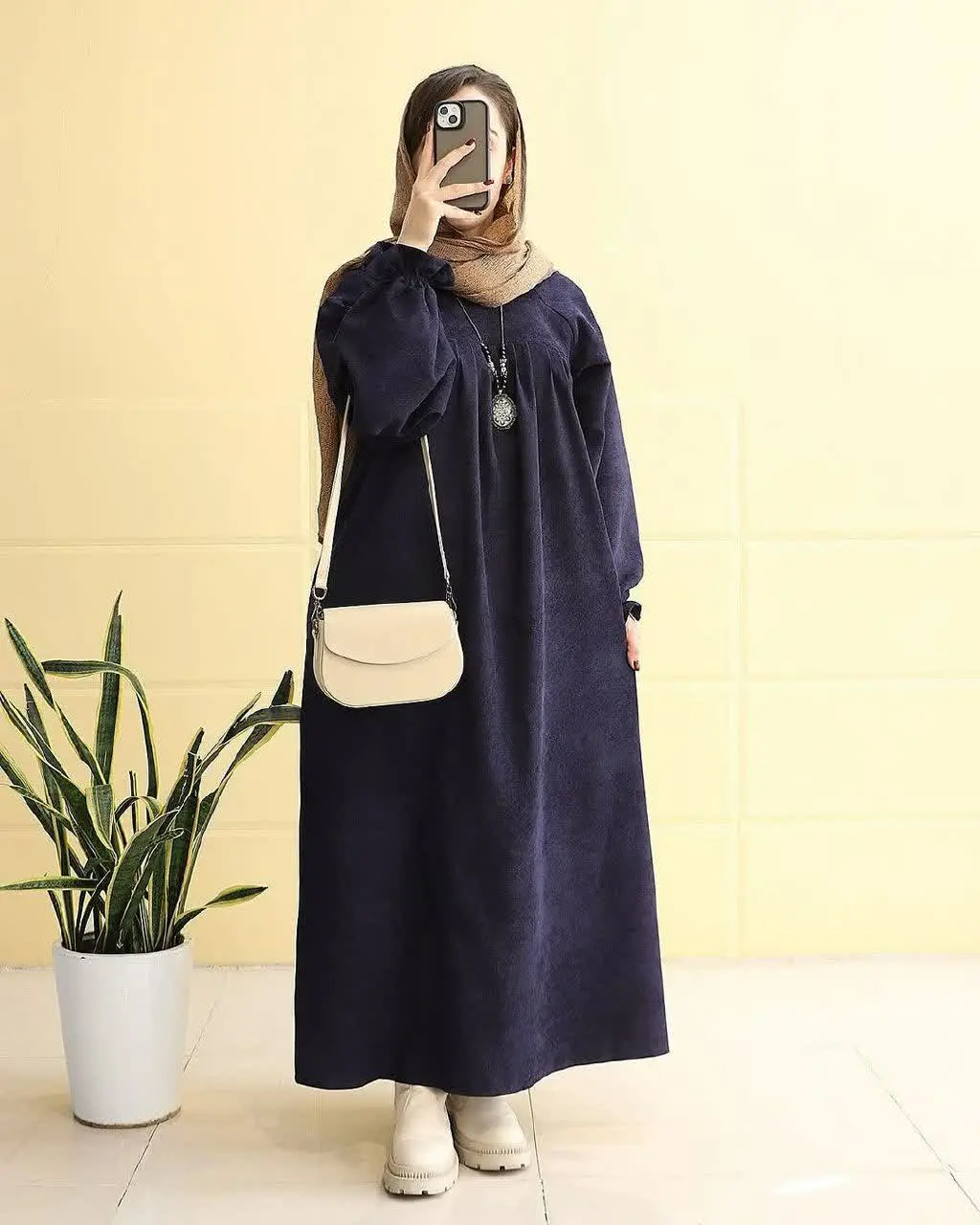 آیلین این بار با پارچه مخمل کبریتی
