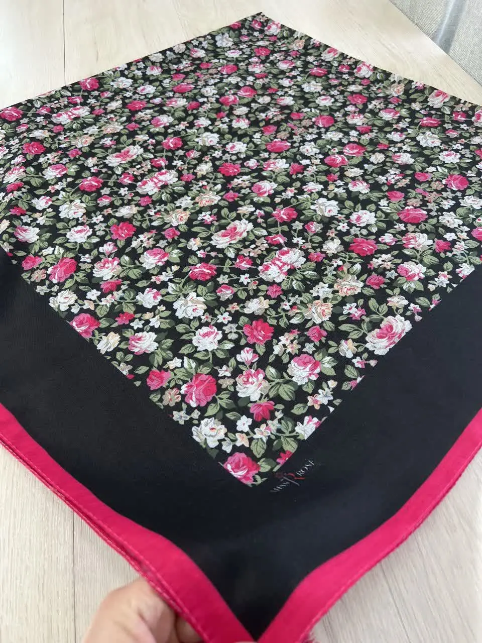 روسری سوپر نخ طرح گل رزی🌱🌸