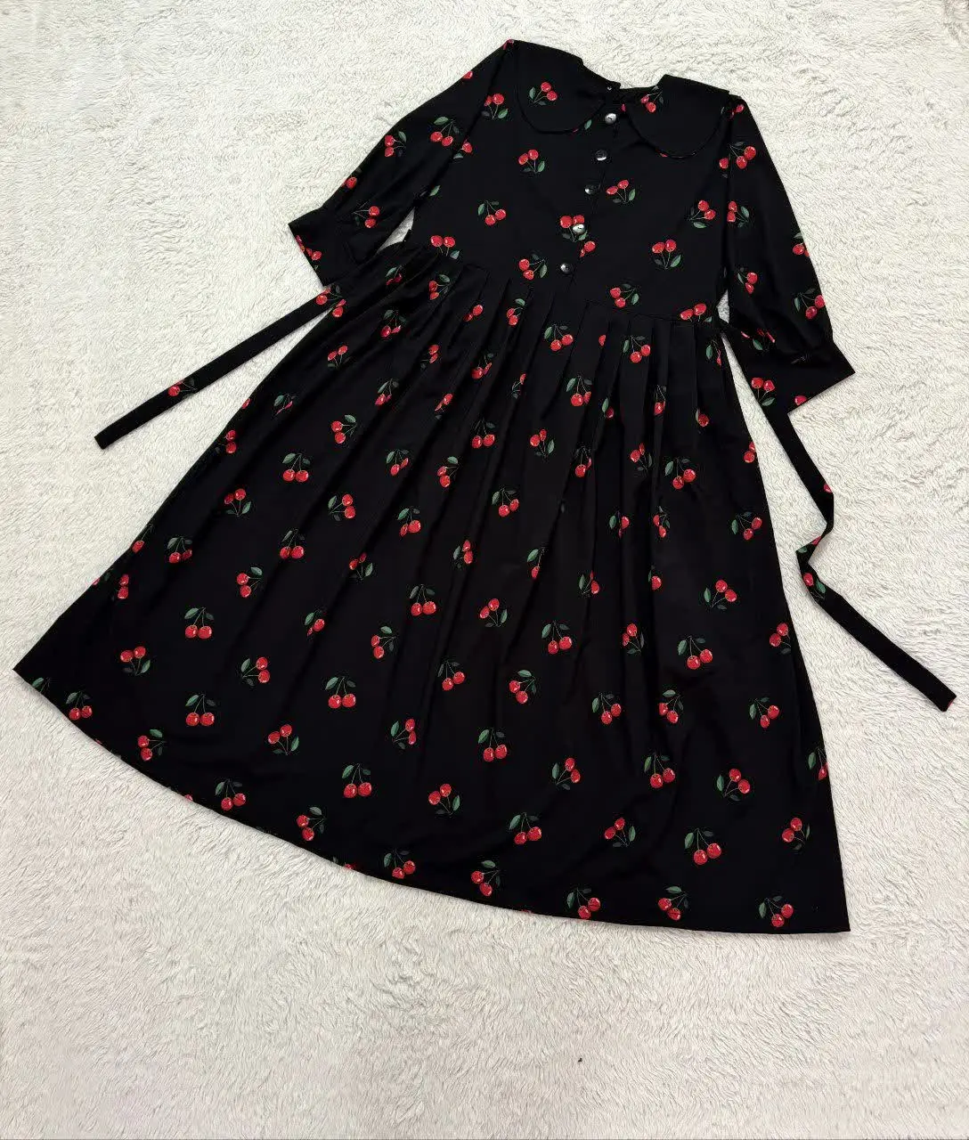 🖋نام: پیراهن آلبالویی 
