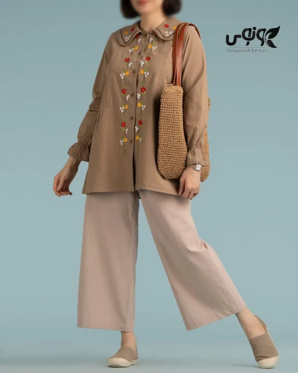 روی یقه و جلوی لباس گلدوزی...