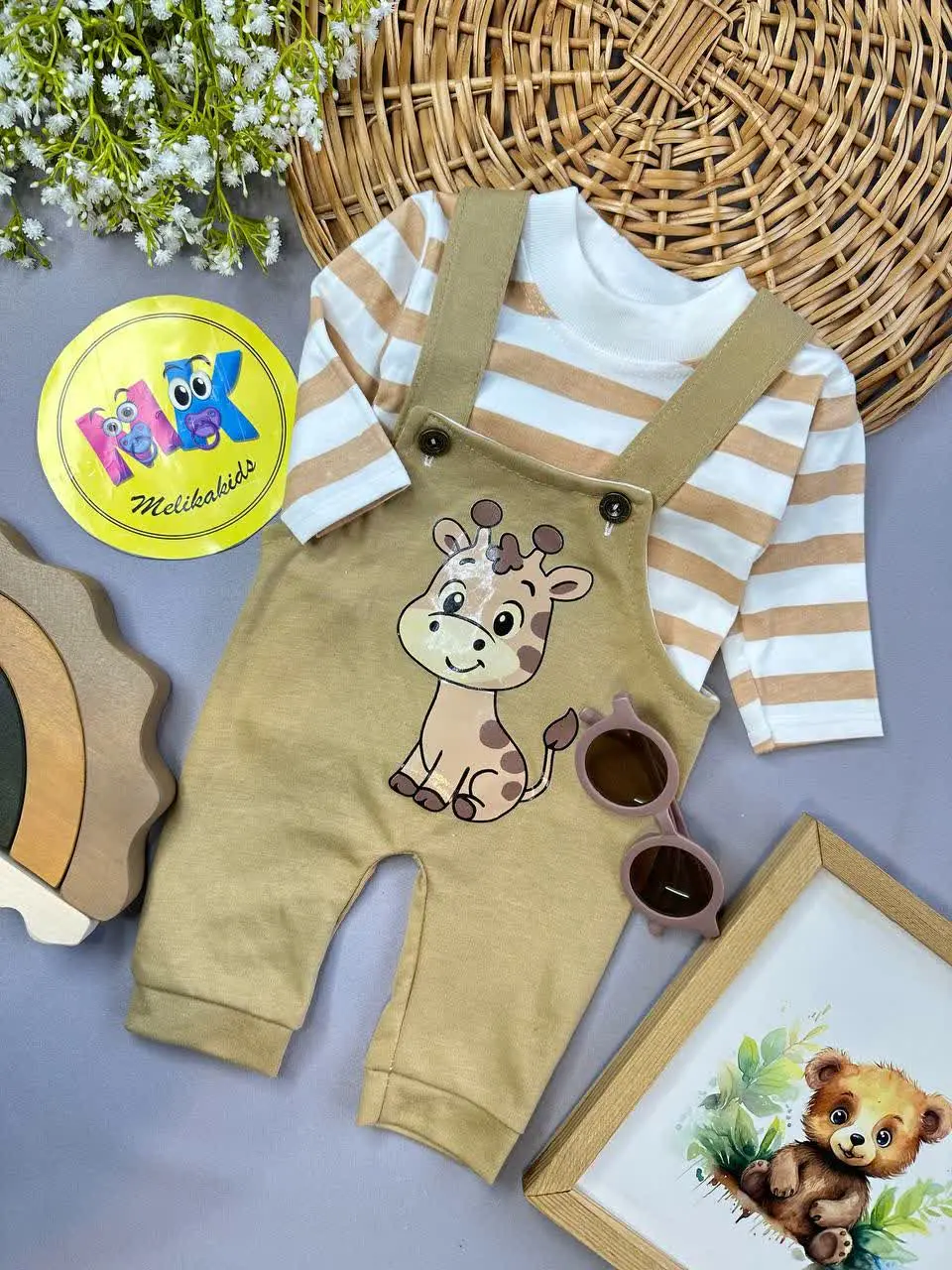 سرهمی پیشبندی طرح زرافه راه راه نسکافه‌ای نوزادی و کودک کد ۱۱۲۰۲۳ 
