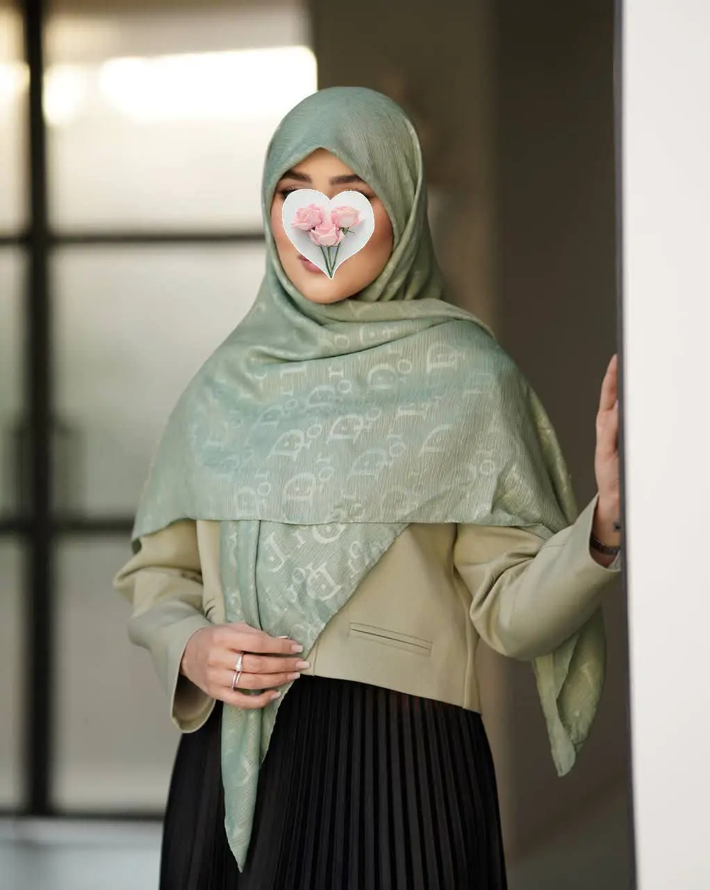 روسری هم بصورت لبه گرد و هم...