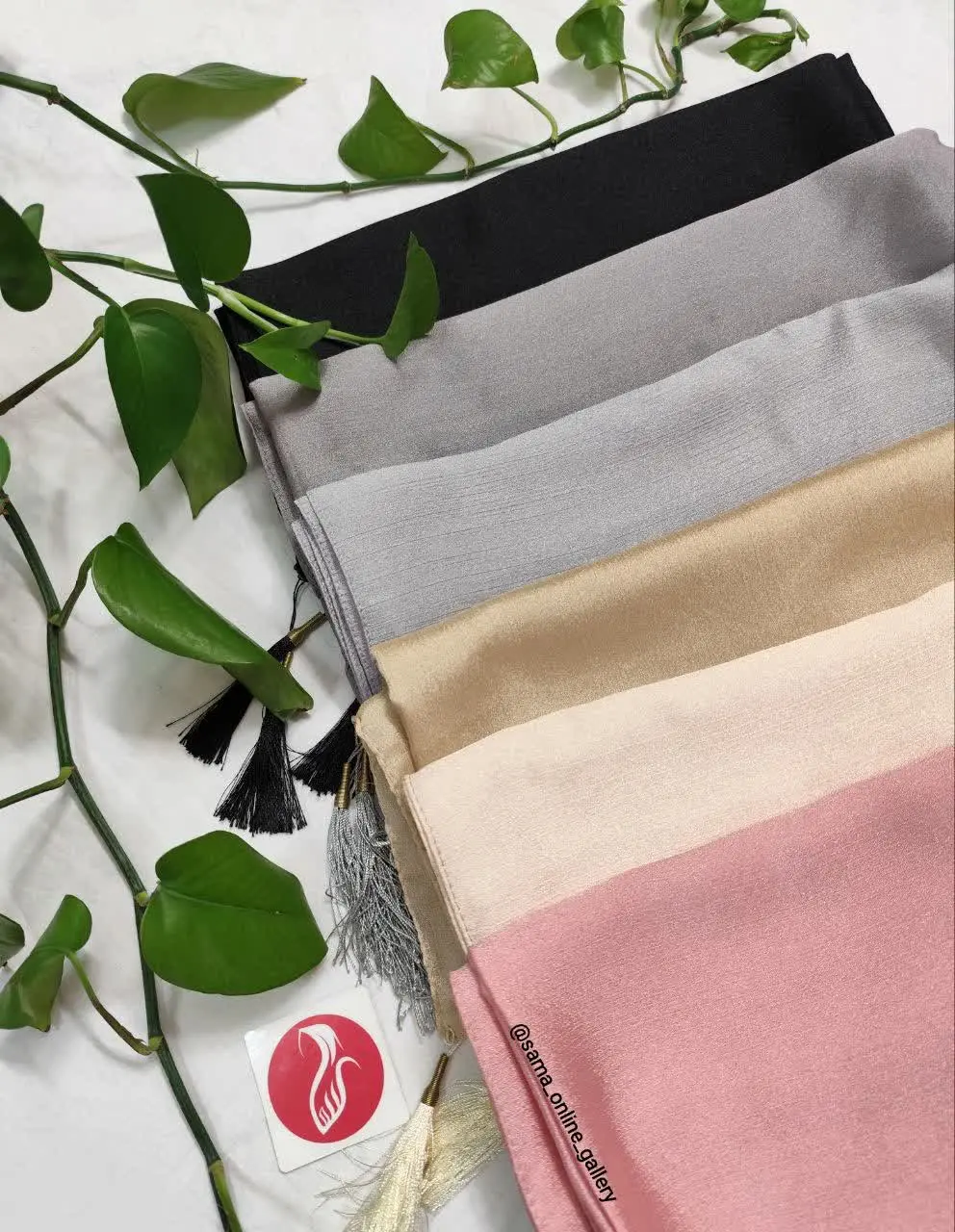 ☘ با لباس‌های گل و گلی و ساده 
