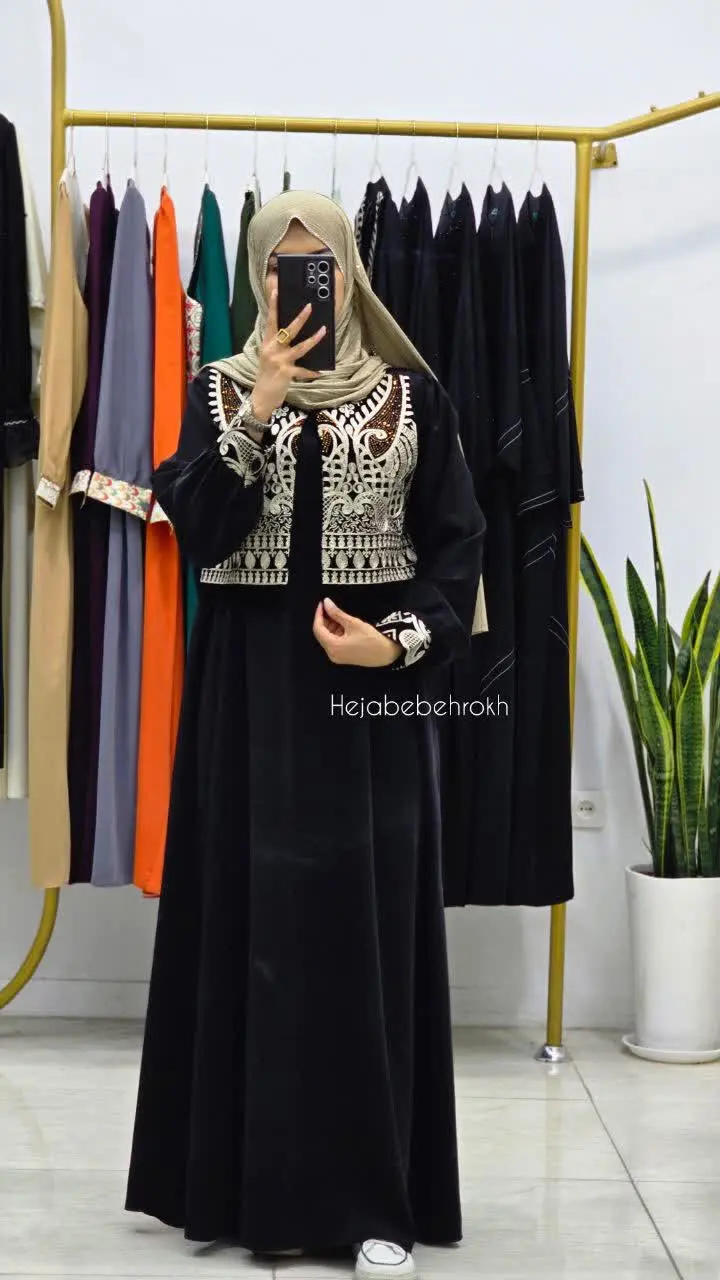 این ست کاملا کاربردی چون با وست میتونه مناسب مهمونی‌ها باشه و عبای تک رو به عنوان عبای بیسیک روزمره و حتی پیاده روی اربعین استفاده کنید😍
