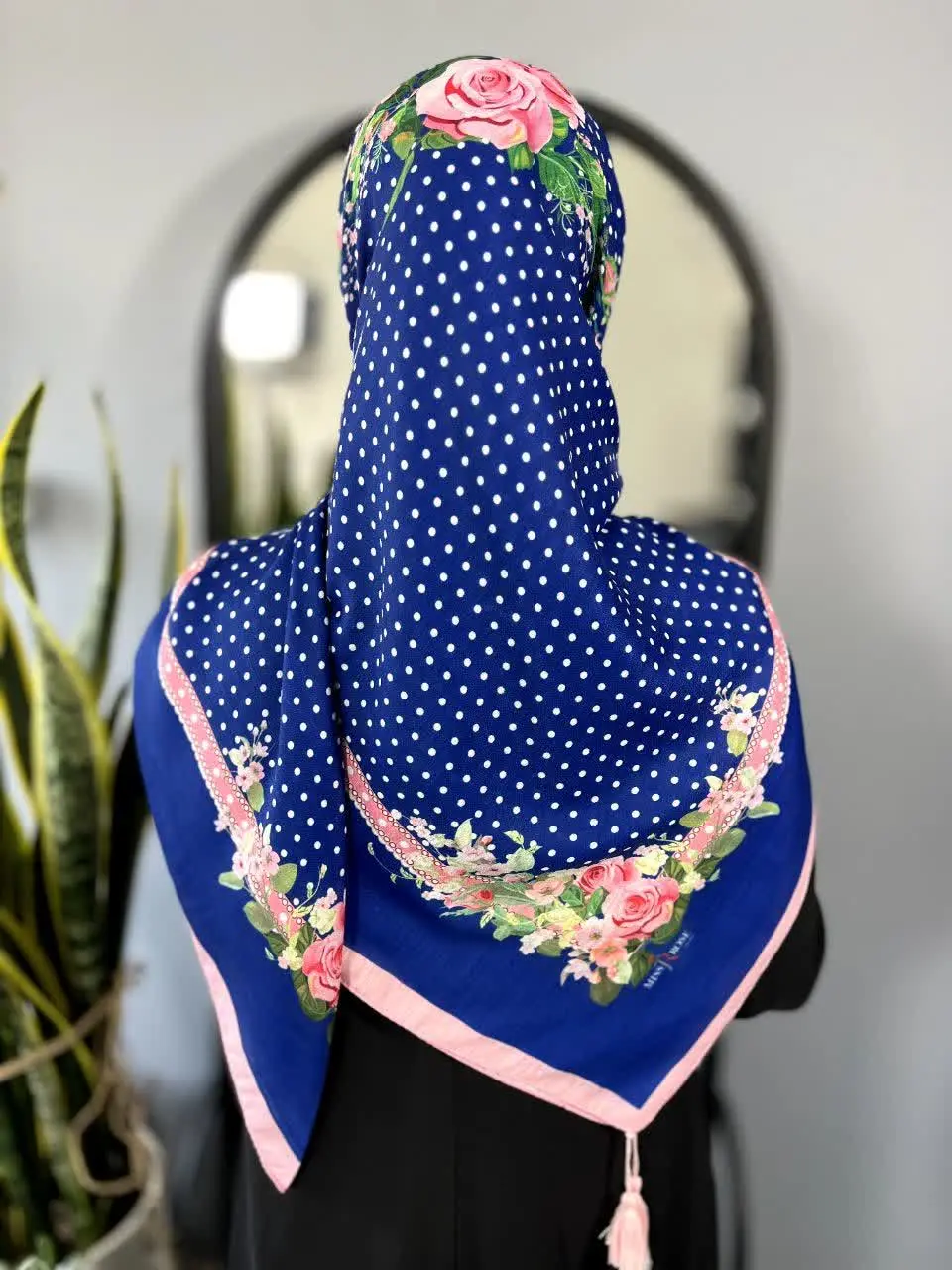 آبی کاربنی این روسری خانوم واره 😂 با وقاره
