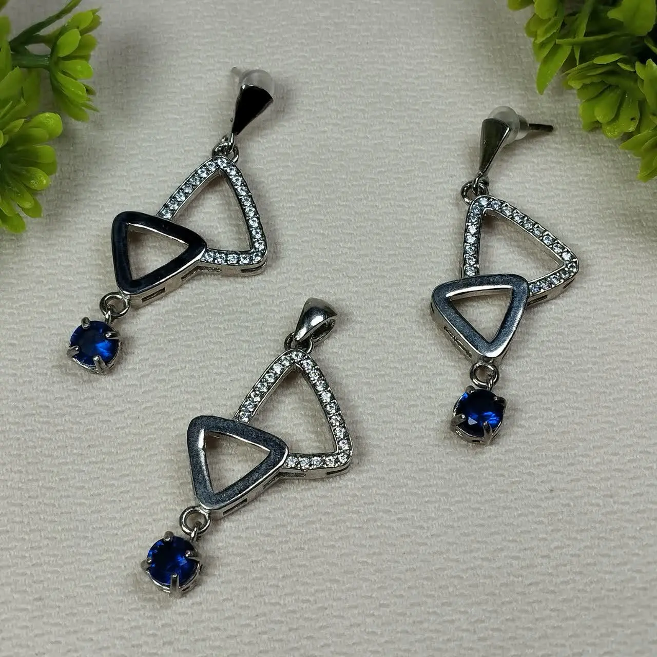  🍀............ ☘
