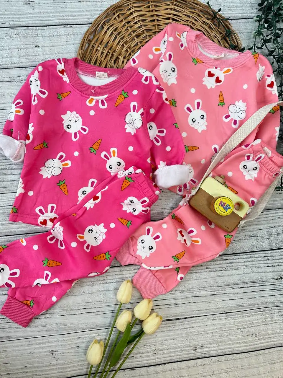 بلوز شلوار مخمل توکرکی طرح‌ خرگوش و هویج نوزادی و کودک کد ۱۷۳۱۲۳ 
