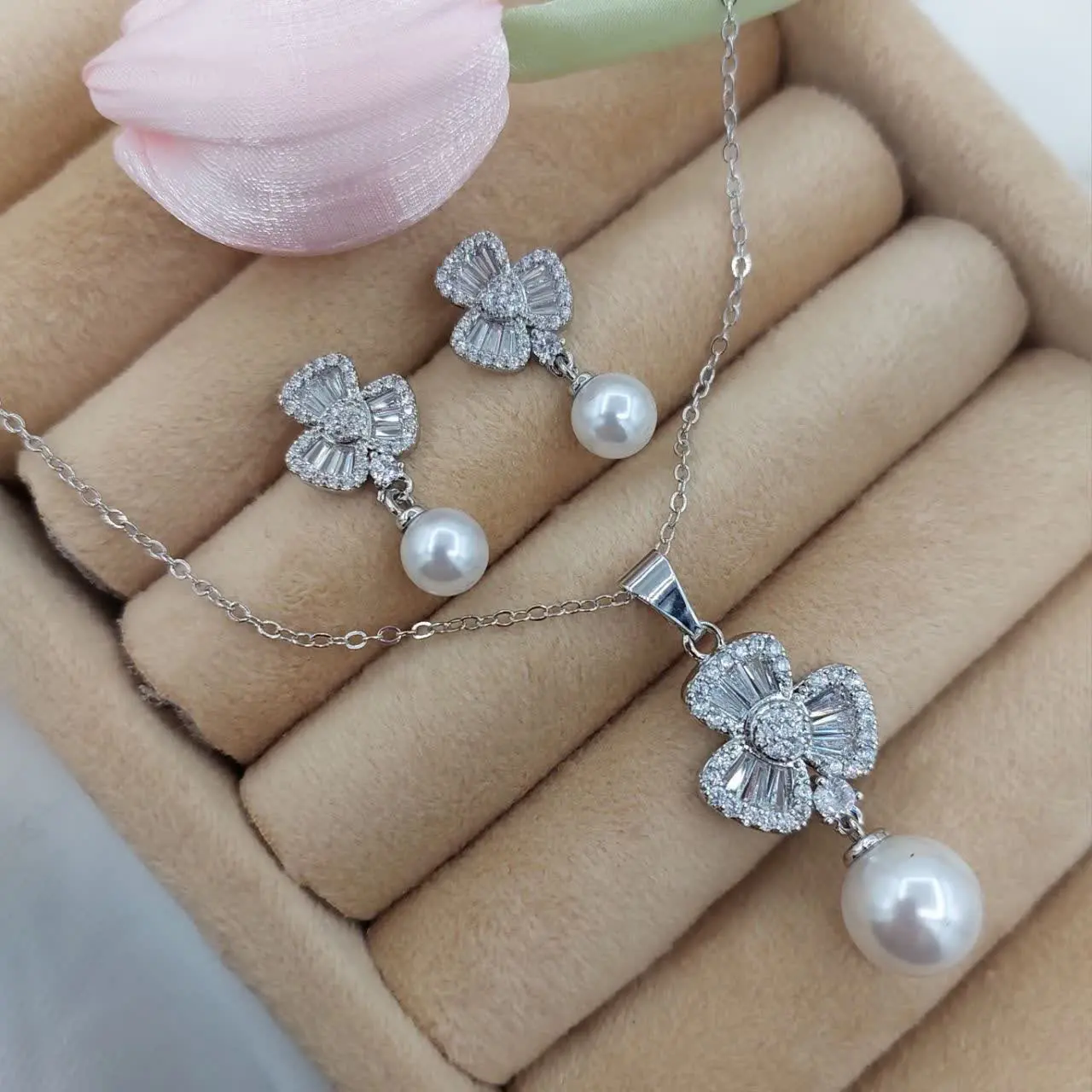 با نگین های مخراج کاری شده...