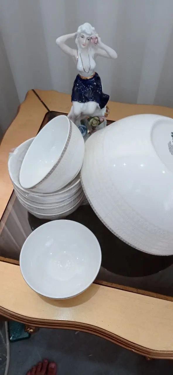 ست ۷ پارچه سوپ خوری و انار خوری چینی استخوانی بن چاینا کاملا نو و اک مناسب جهاز شامل ۱ عدد کاسه بزرگ و ۶ عدد کاسه کوچک لب طلا 
