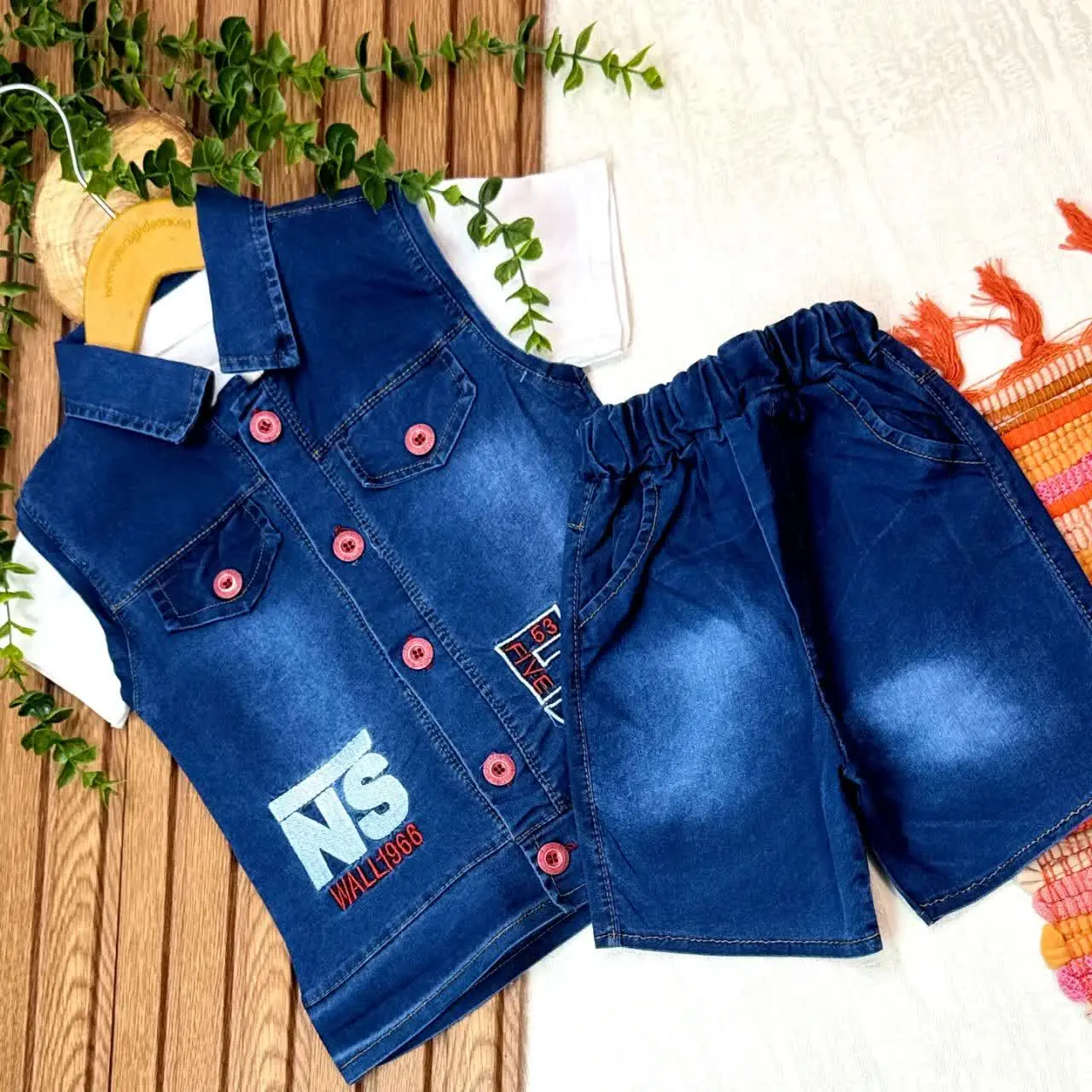 ۳تیکه جلیقه و شلوار لی و تیشرت نخ پنبه
