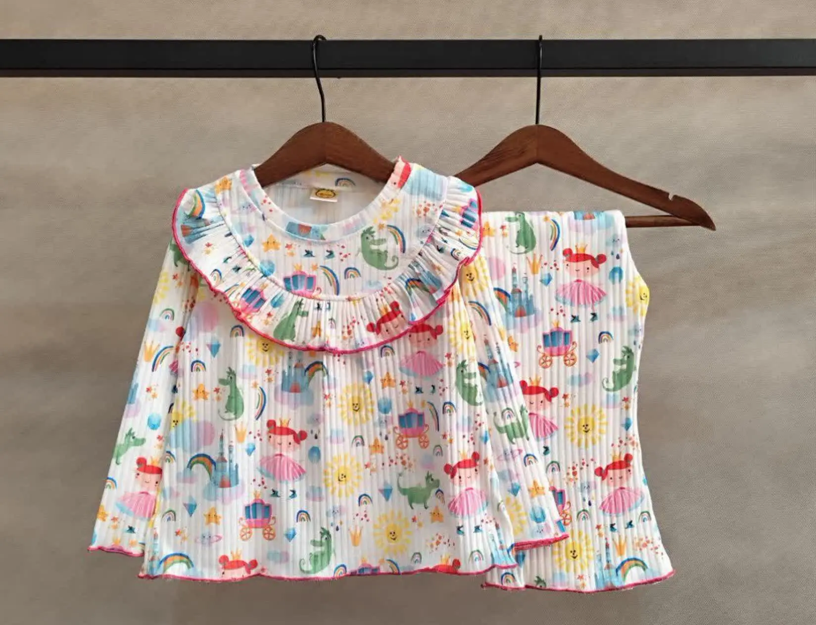 ☀️ جنس: ست تمام نخ پنبه مدل اسکاتلندی با شلوار بوت کات، یقه پر چین 
